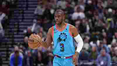 雄鹿队主场迎战老鹰，双方争夺季后赛席位