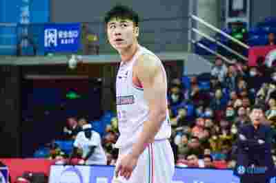 山东男篮遭遇连败，季后赛前景堪忧