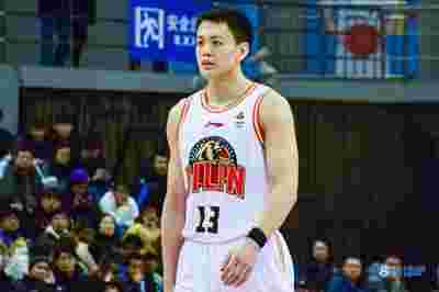 马刺队重建计划进展顺利，新秀表现令人期待