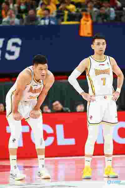 湖人队与勇士队的季后赛对决成为焦点