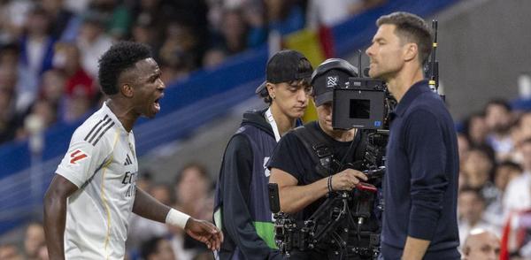 关系有所缓和？世体：皇马恢复训练，维尼修斯与阿隆索拥抱