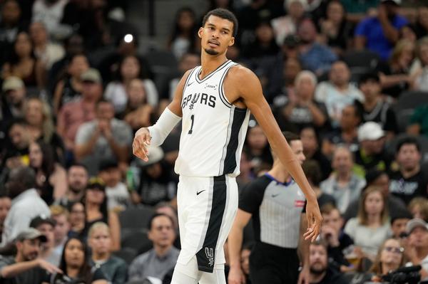 本赛季文班在场马刺防守排第2，他不在场时防守联盟第19